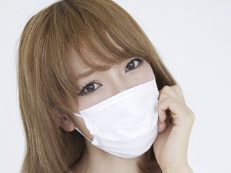 花粉症改善法、マスク姿の女性